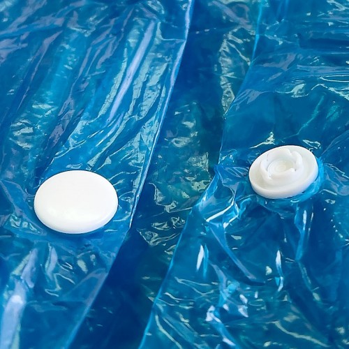 Detalle de corchetes en bata de Polietileno azul