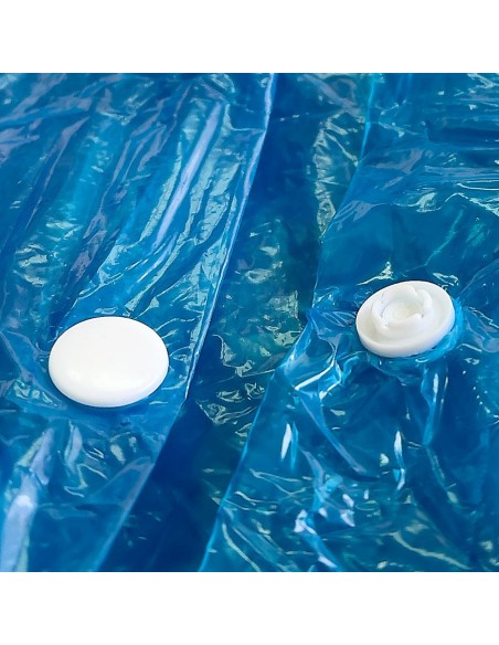 Detalle de corchetes en bata de Polietileno azul