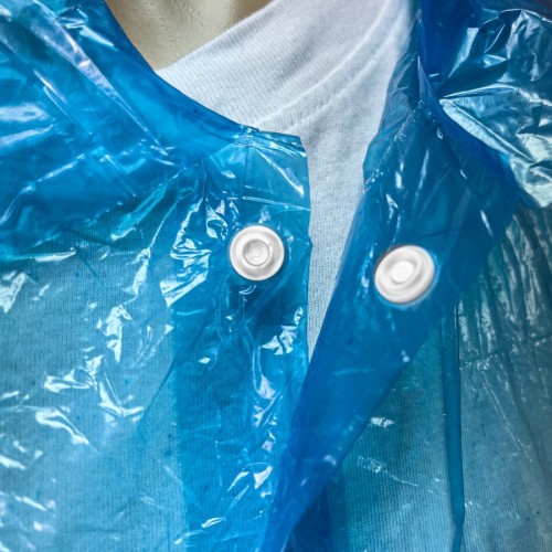 Detalle de corchetes en bata de Polietileno azul
