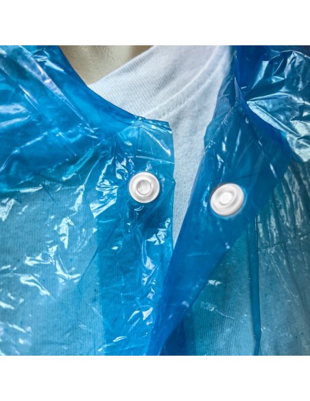 Detalle de corchetes en bata de Polietileno azul