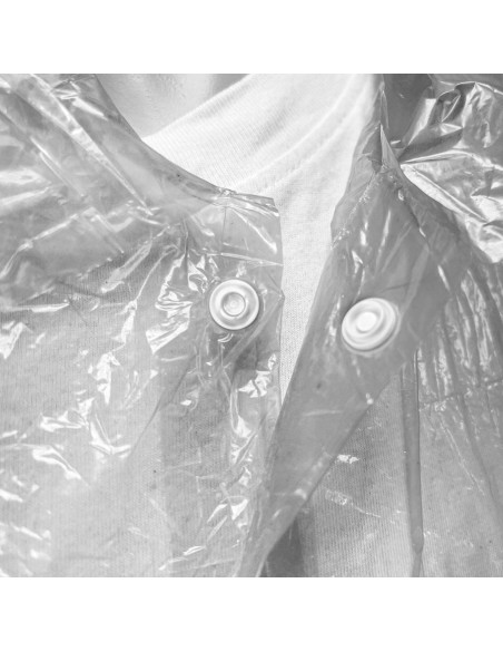 Detalle de corchetes en bata de Polietileno blanca