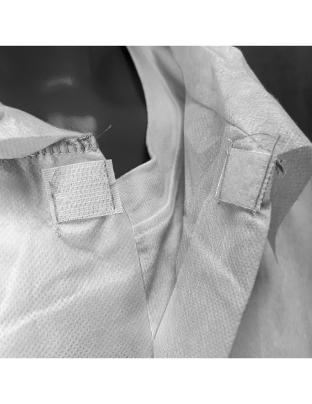 Detalle de velcro en bata en TNT de Polipropileno cierre frontal con velcro color blanco Detalle de velcro en bata en TNT de Polipropileno cierre frontal con velcro color blanco
