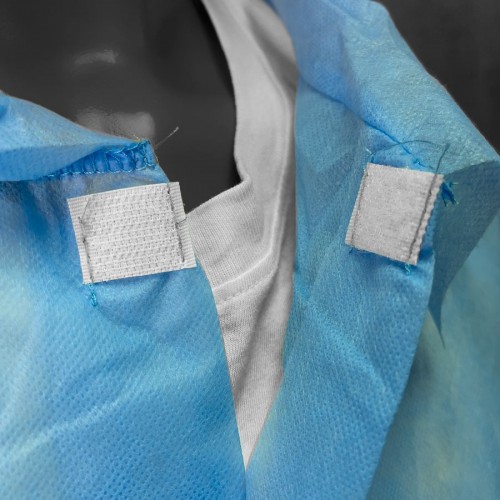 Detalle de velcro en bata en TNT de Polipropileno cierre frontal con velcro color azul
