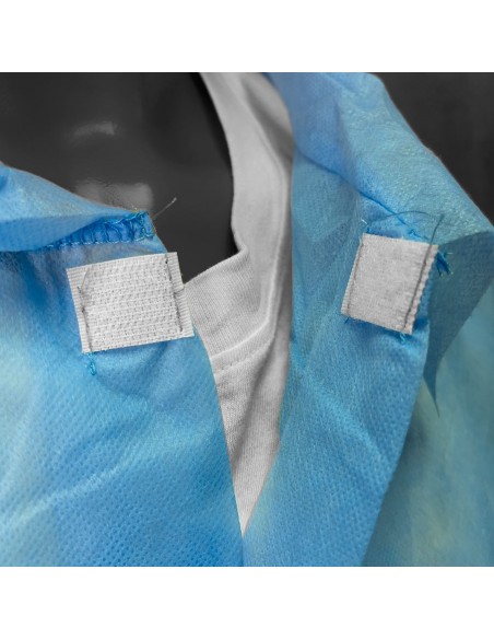 Detalle de velcro en bata en TNT de Polipropileno cierre frontal con velcro color azul