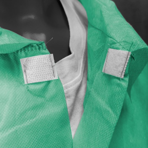 Detalle de velcro en bata en TNT de Polipropileno cierre frontal con velcro color verde