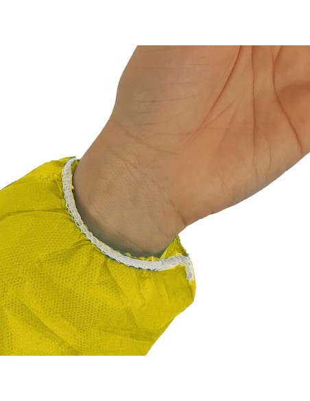 Detalle de puño en bata en TNT de Polipropileno cierre frontal con velcro color amarillo Detalle de puño en bata en TNT de Polipropileno cierre frontal con velcro color amarillo