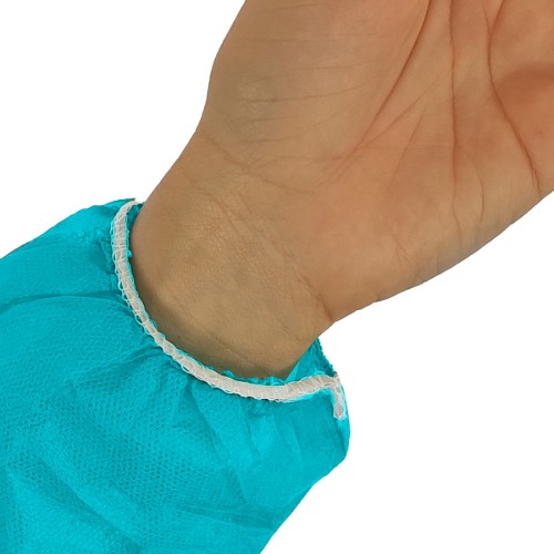 Detalle de puño en bata en TNT de Polipropileno cierre frontal con velcro color azul