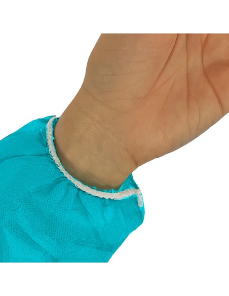 Detalle de puño en bata en TNT de Polipropileno cierre frontal con velcro color azul Detalle de puño en bata en TNT de Polipropileno cierre frontal con velcro color azul