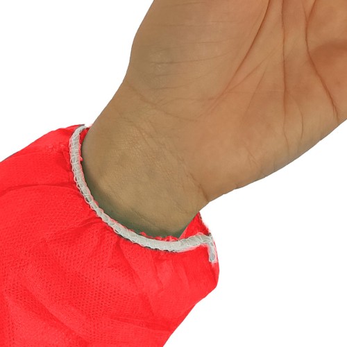 Detalle de puño en bata en TNT de Polipropileno cierre frontal con velcro color rojo