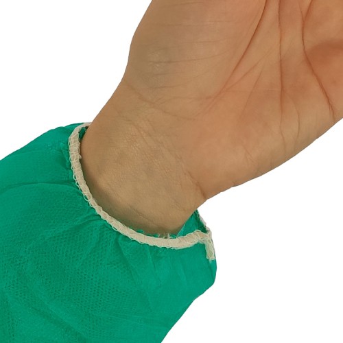 Detalle de puño en bata en TNT de Polipropileno cierre frontal con velcro color verde