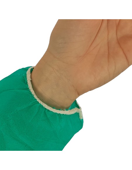 Detalle de puño en bata en TNT de Polipropileno cierre frontal con velcro color verde Detalle de puño en bata en TNT de Polipropileno cierre frontal con velcro color verde