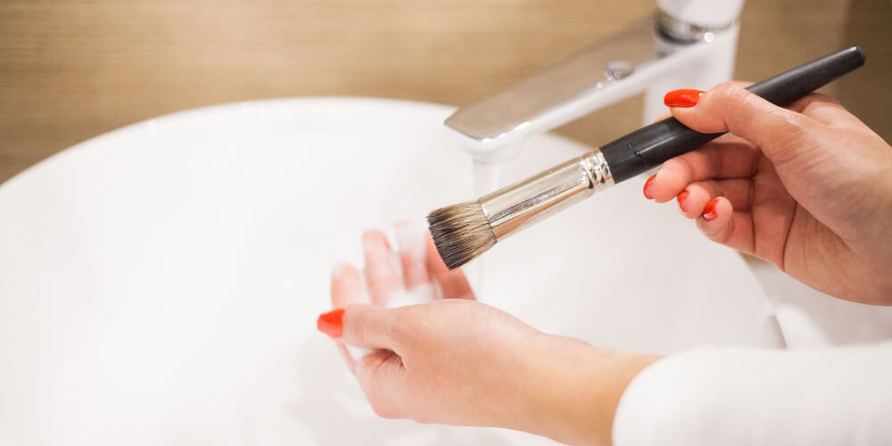 Cómo limpiar brochas de maquillaje
