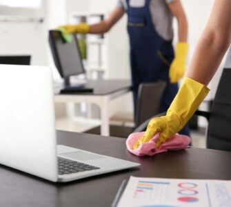 Cómo proteger el uniforme de limpieza de productos