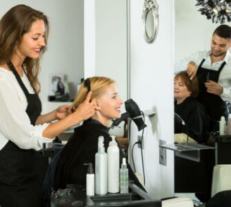 elegir uniforme de peluquería y evitar manchas