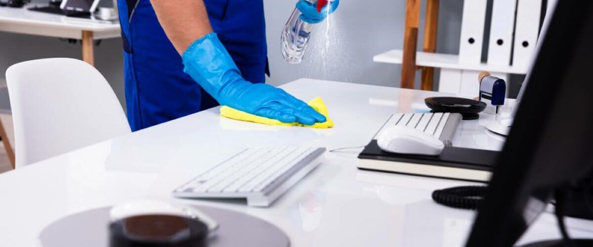 diferencia entre limpiar y desinfectar lugar de trabajo