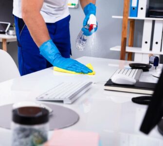 diferencia entre limpiar y desinfectar lugar de trabajo