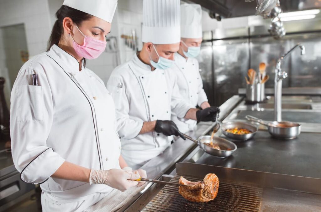 Pessoal de cozinha a cumprir as normas de higiene e proteção em hospitais