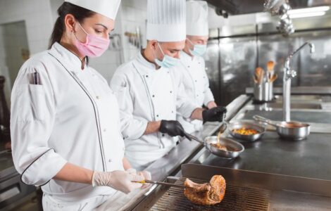 Pessoal de cozinha a cumprir as normas de higiene e proteção em hospitais