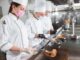 Pessoal de cozinha a cumprir as normas de higiene e proteção em hospitais