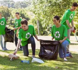 Chicas reciclando en el día mundial del reciclaje