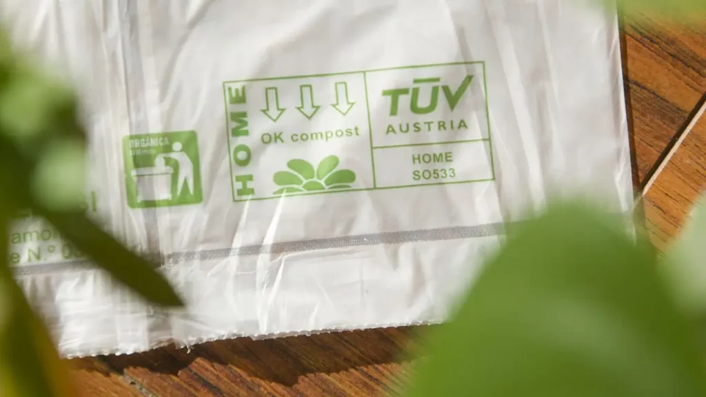 Detalle de bolsa compostable plegada sobre una mesa