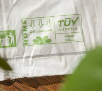 Detalle de bolsa compostable plegada sobre una mesa