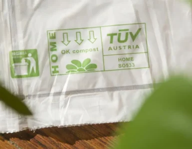 Detalle de bolsa compostable plegada sobre una mesa