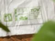 Detalle de bolsa compostable plegada sobre una mesa