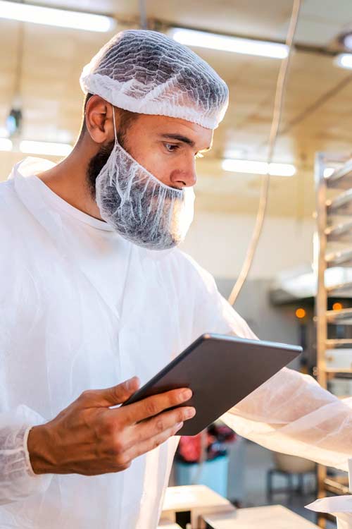 Trabajador con cubrebarbas desechable
