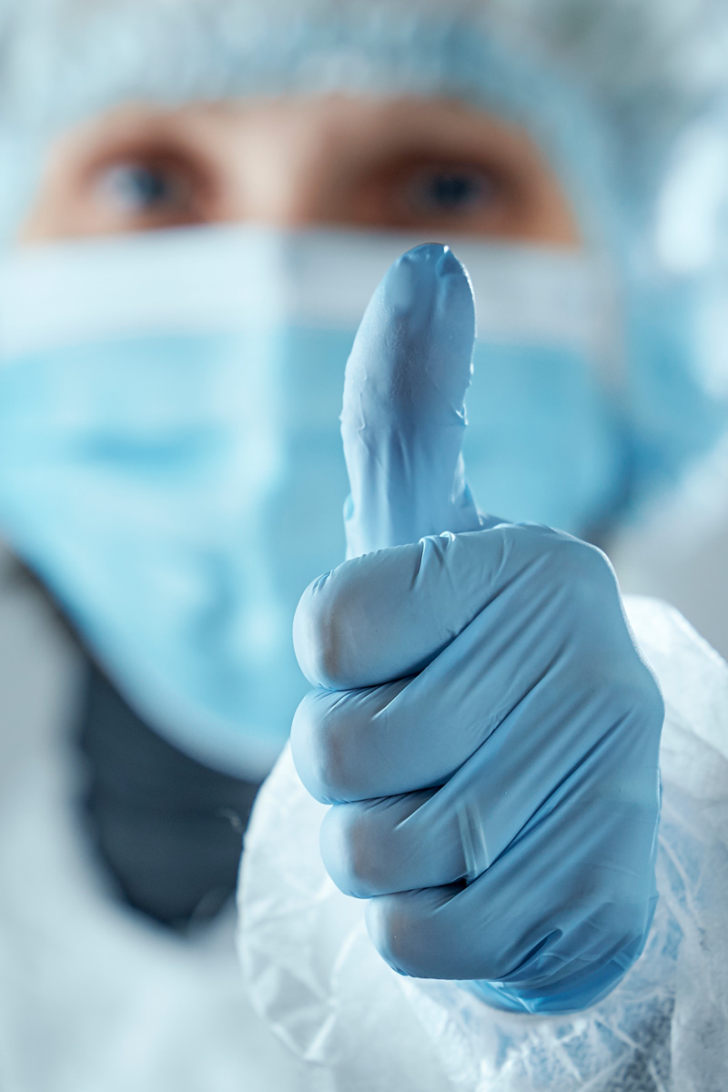 Personal sanitario con guantes de nitrilo